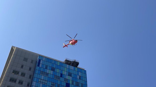 Air ambulance helicopter above a UK hospital building (photo: John Cameron via Unsplash)